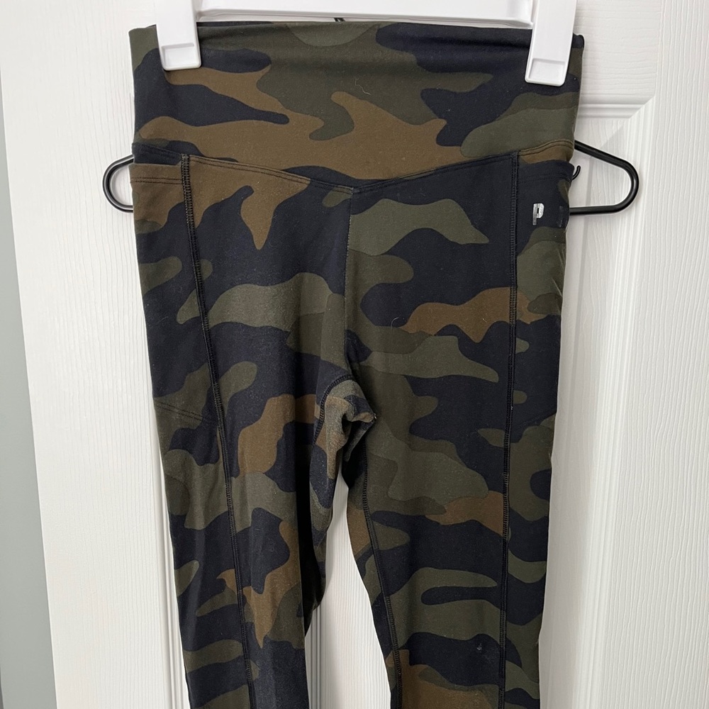 Women’s size small Victoria’s Secret pink camo leggings cotton elastain